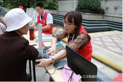 不忘初心，服務(wù)入微———三江街道社區(qū)衛(wèi)生服中心開展“服務(wù)百姓健康行動(dòng)”義診活動(dòng)暨健康咨詢服務(wù)紀(jì)實(shí)